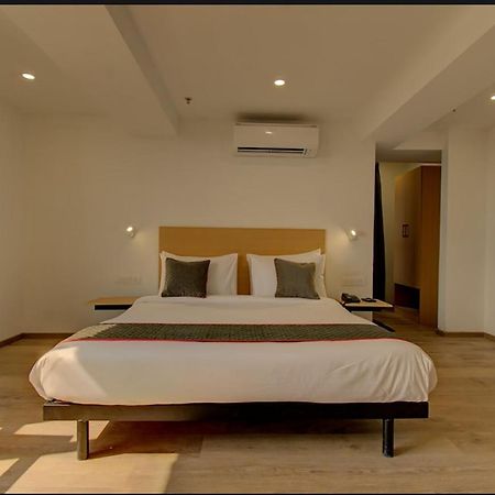 ואדודרה Shagun Hotel מראה חיצוני תמונה