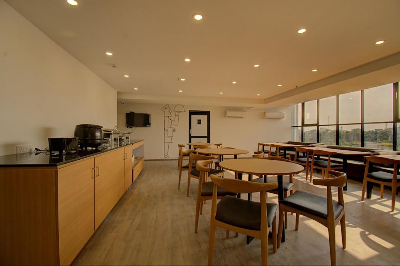 ואדודרה Shagun Hotel מראה חיצוני תמונה