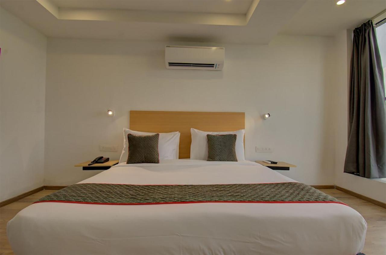 ואדודרה Shagun Hotel מראה חיצוני תמונה