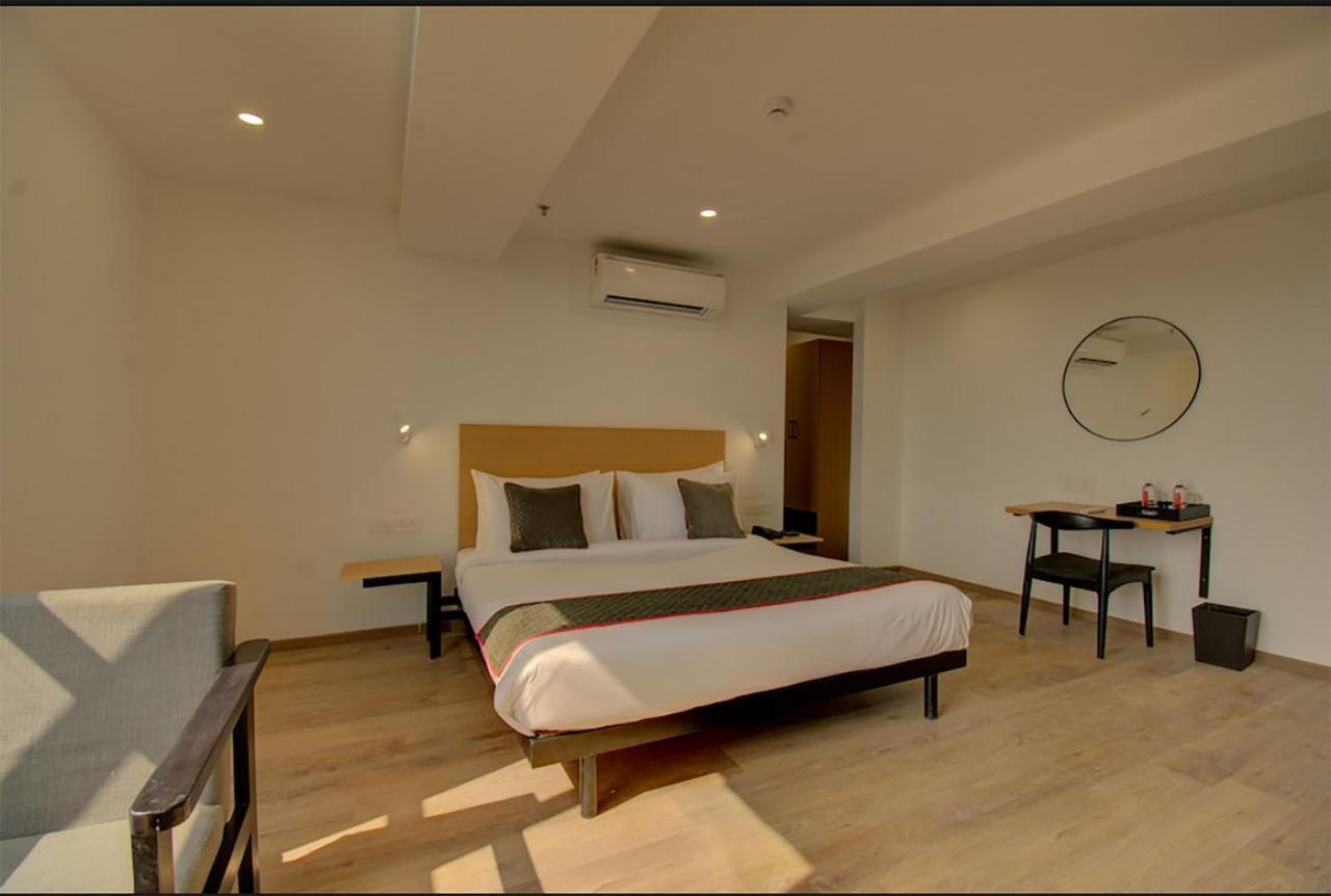 ואדודרה Shagun Hotel מראה חיצוני תמונה