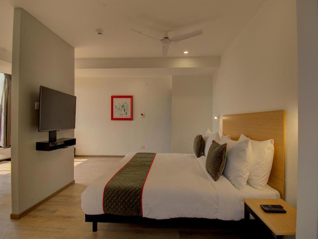 ואדודרה Shagun Hotel מראה חיצוני תמונה
