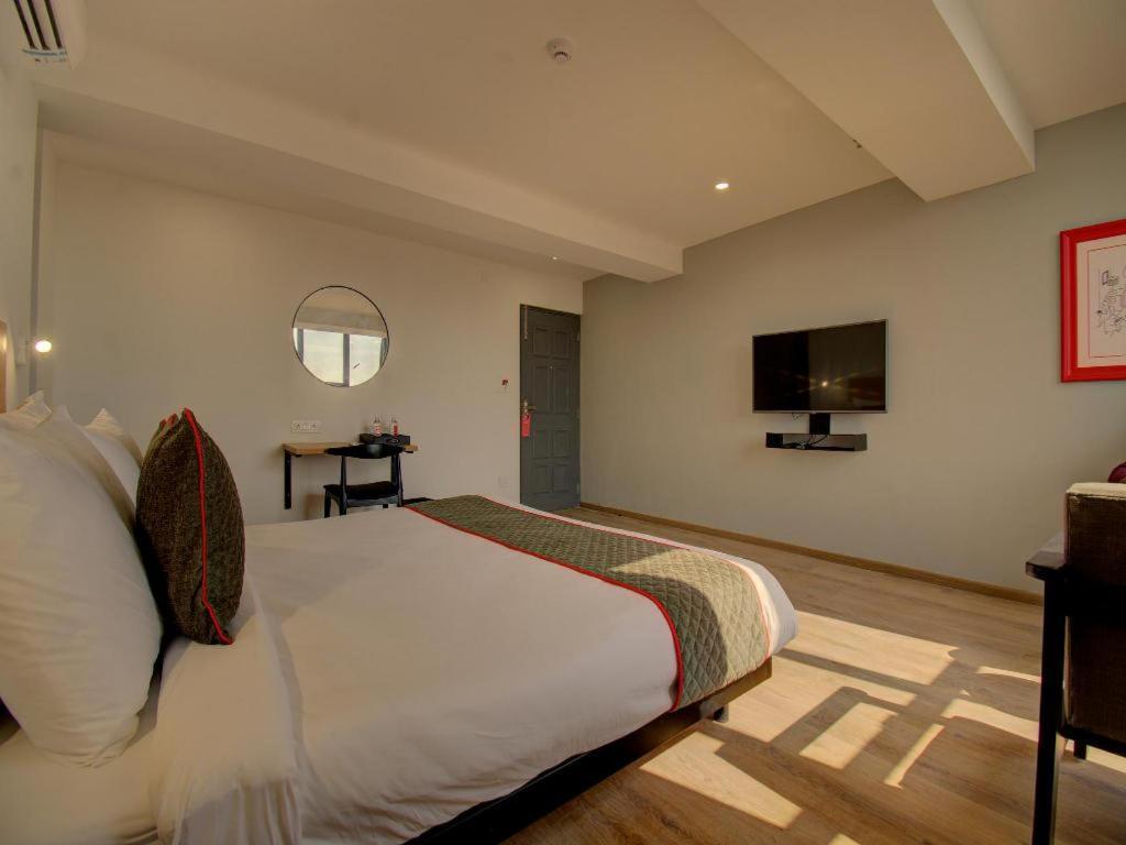 ואדודרה Shagun Hotel מראה חיצוני תמונה