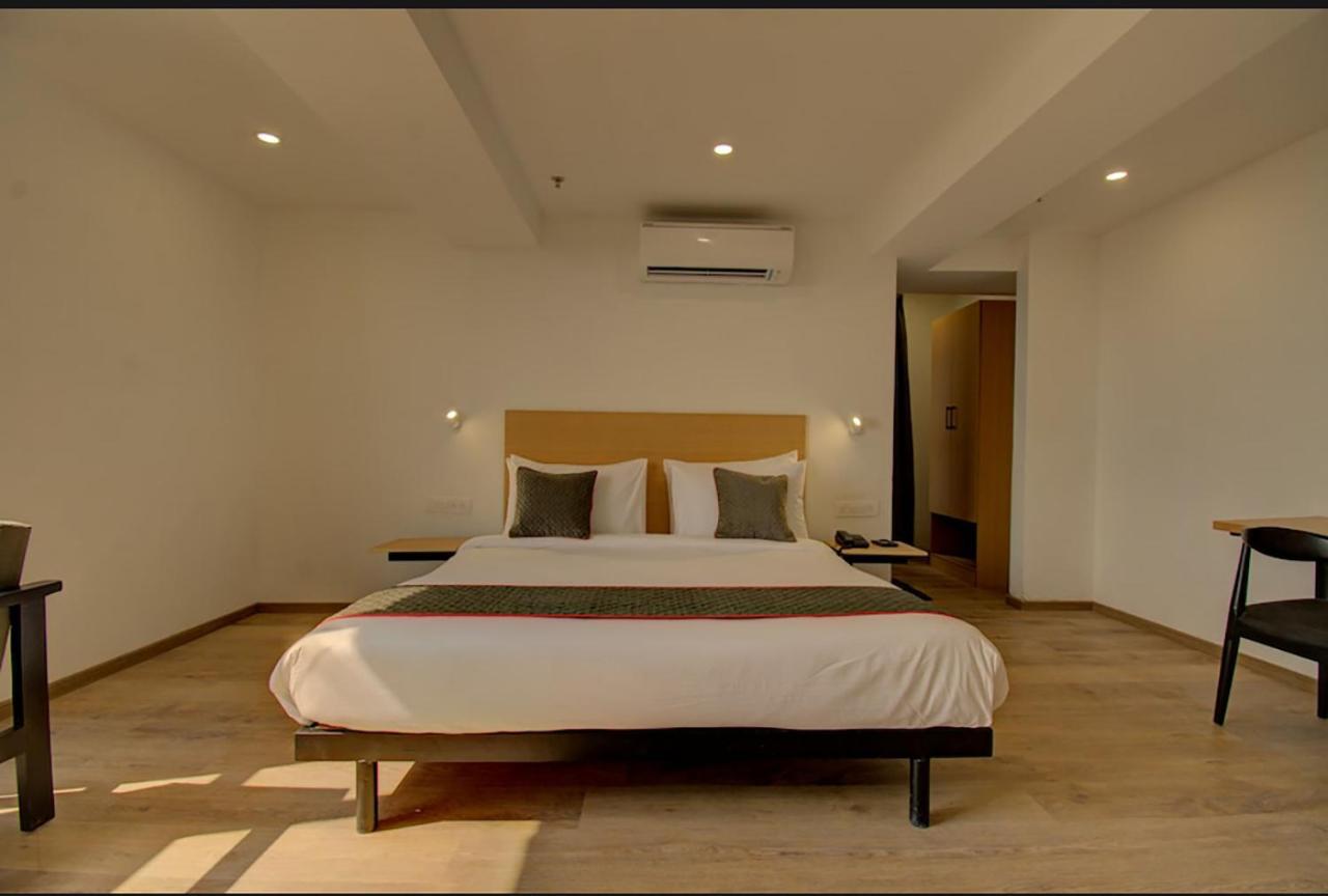 ואדודרה Shagun Hotel מראה חיצוני תמונה