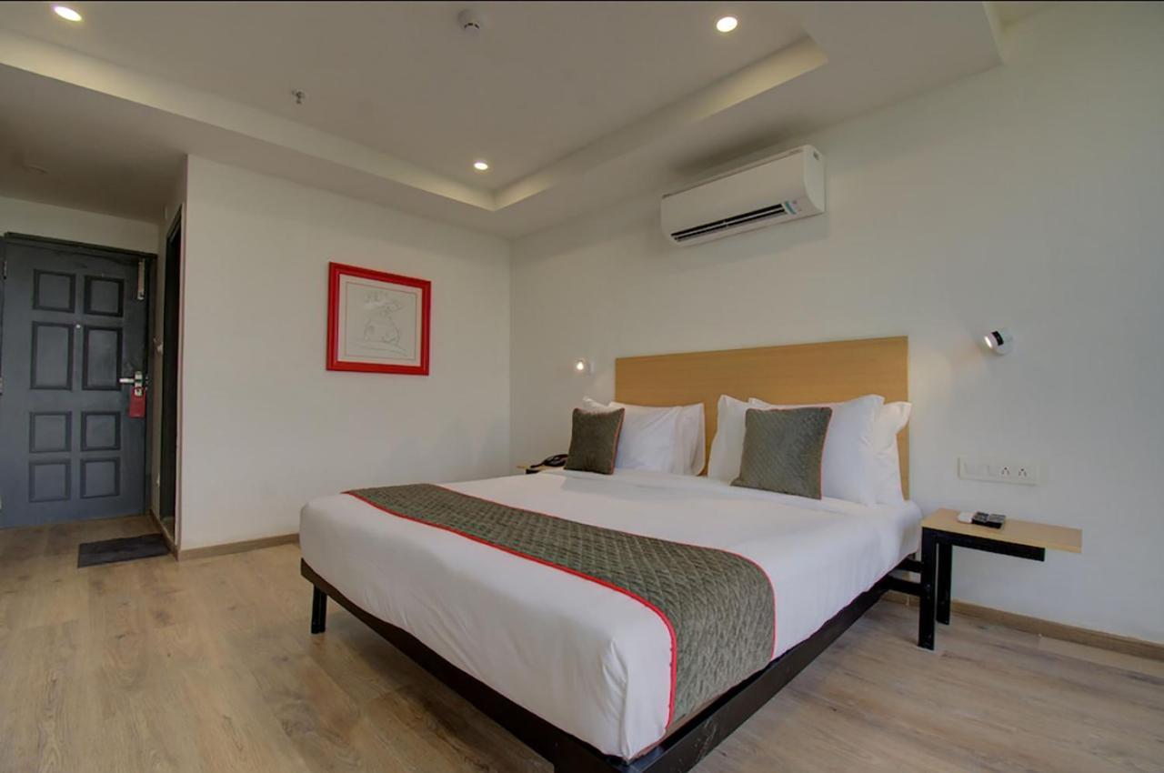 ואדודרה Shagun Hotel מראה חיצוני תמונה