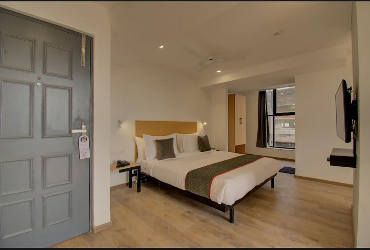 ואדודרה Shagun Hotel מראה חיצוני תמונה