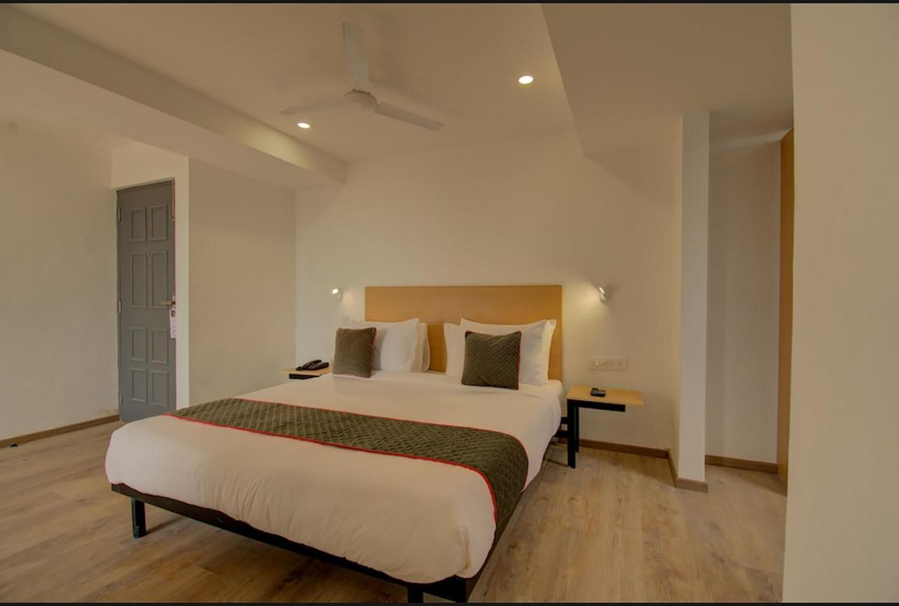 ואדודרה Shagun Hotel מראה חיצוני תמונה