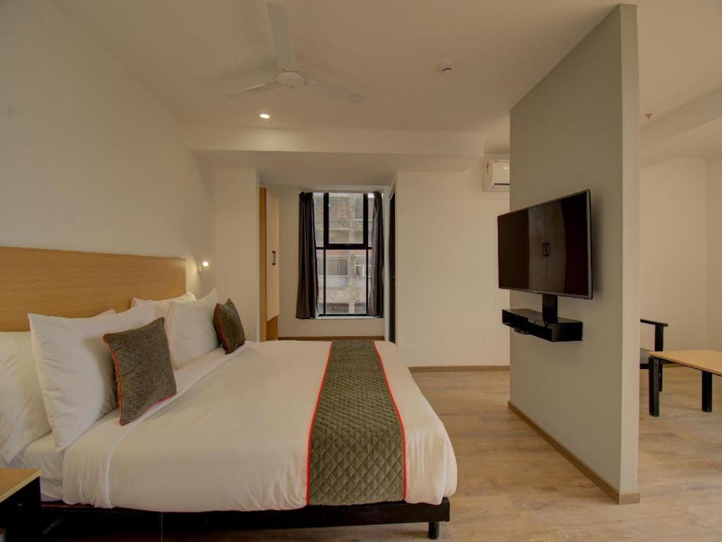 ואדודרה Shagun Hotel מראה חיצוני תמונה