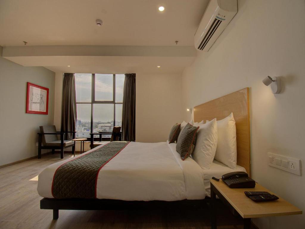 ואדודרה Shagun Hotel מראה חיצוני תמונה