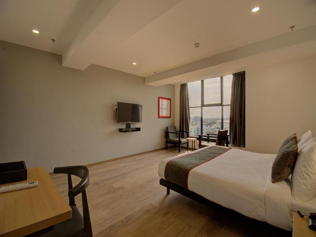 ואדודרה Shagun Hotel מראה חיצוני תמונה