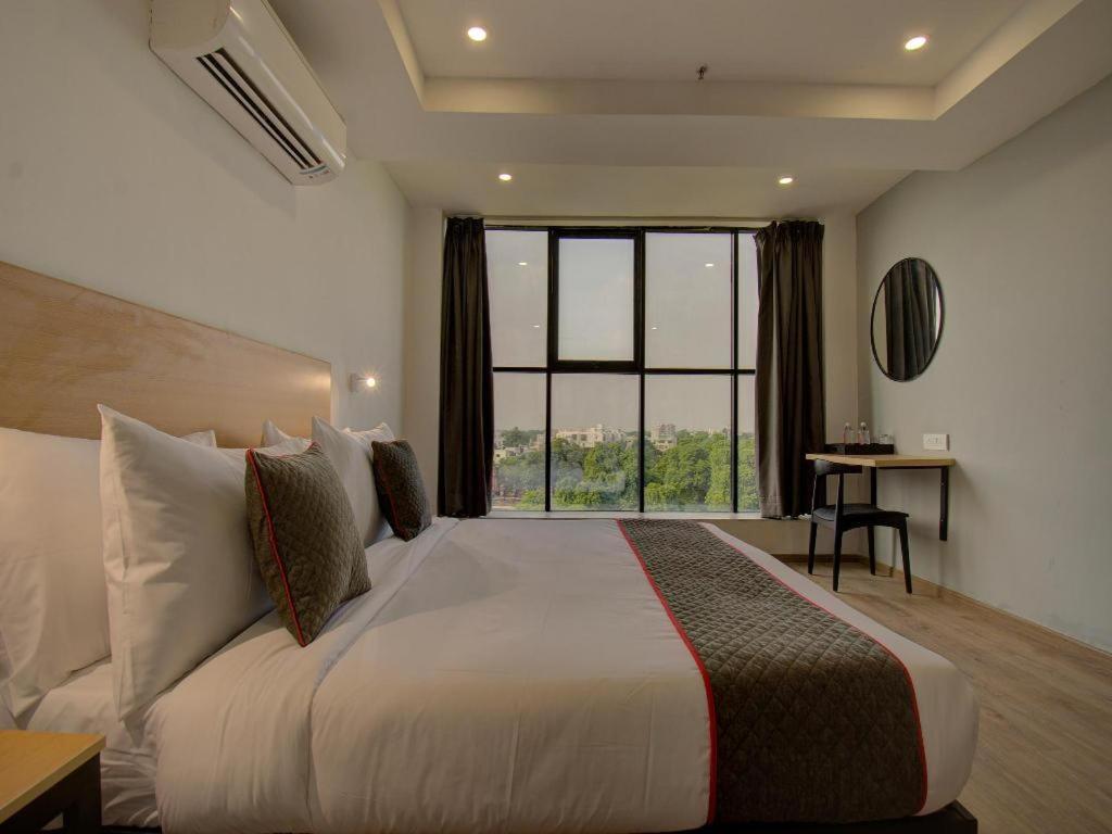 ואדודרה Shagun Hotel מראה חיצוני תמונה