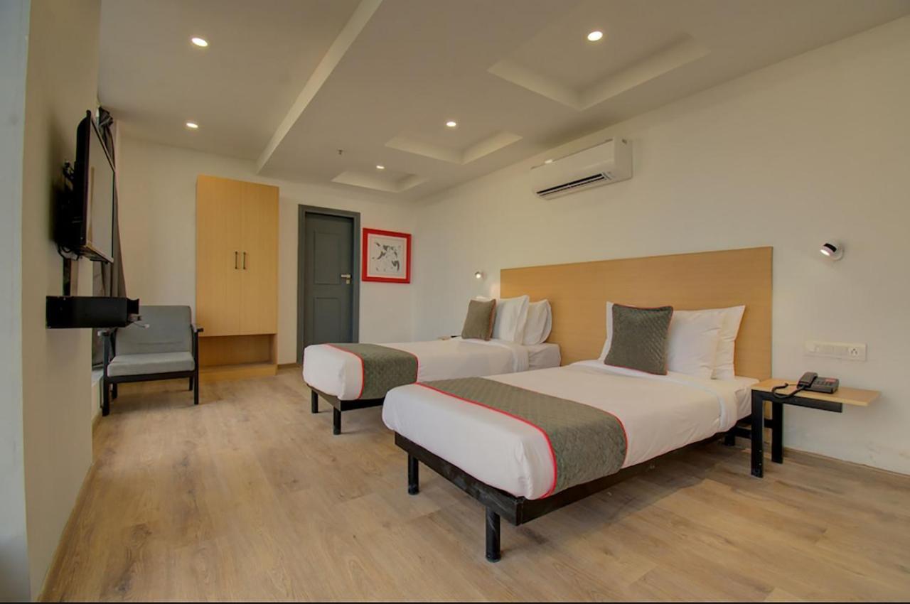ואדודרה Shagun Hotel מראה חיצוני תמונה