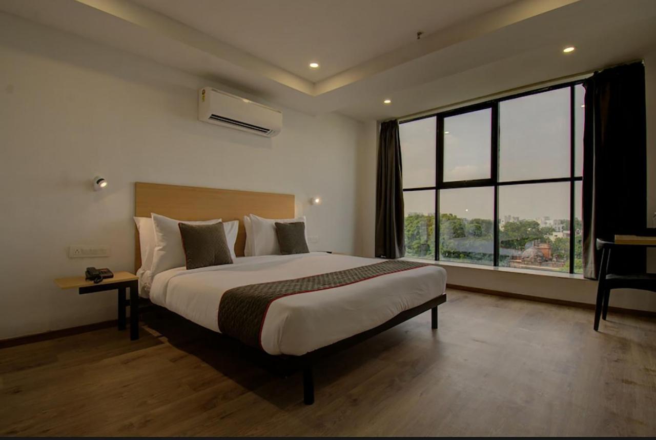 ואדודרה Shagun Hotel מראה חיצוני תמונה