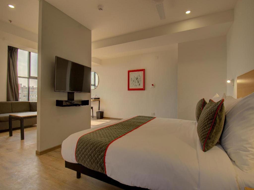 ואדודרה Shagun Hotel מראה חיצוני תמונה