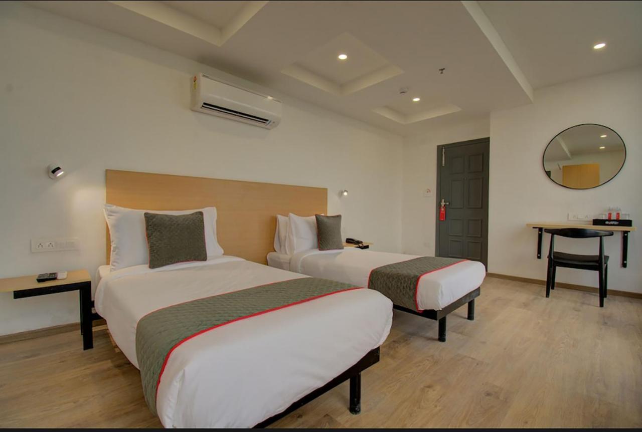 ואדודרה Shagun Hotel מראה חיצוני תמונה