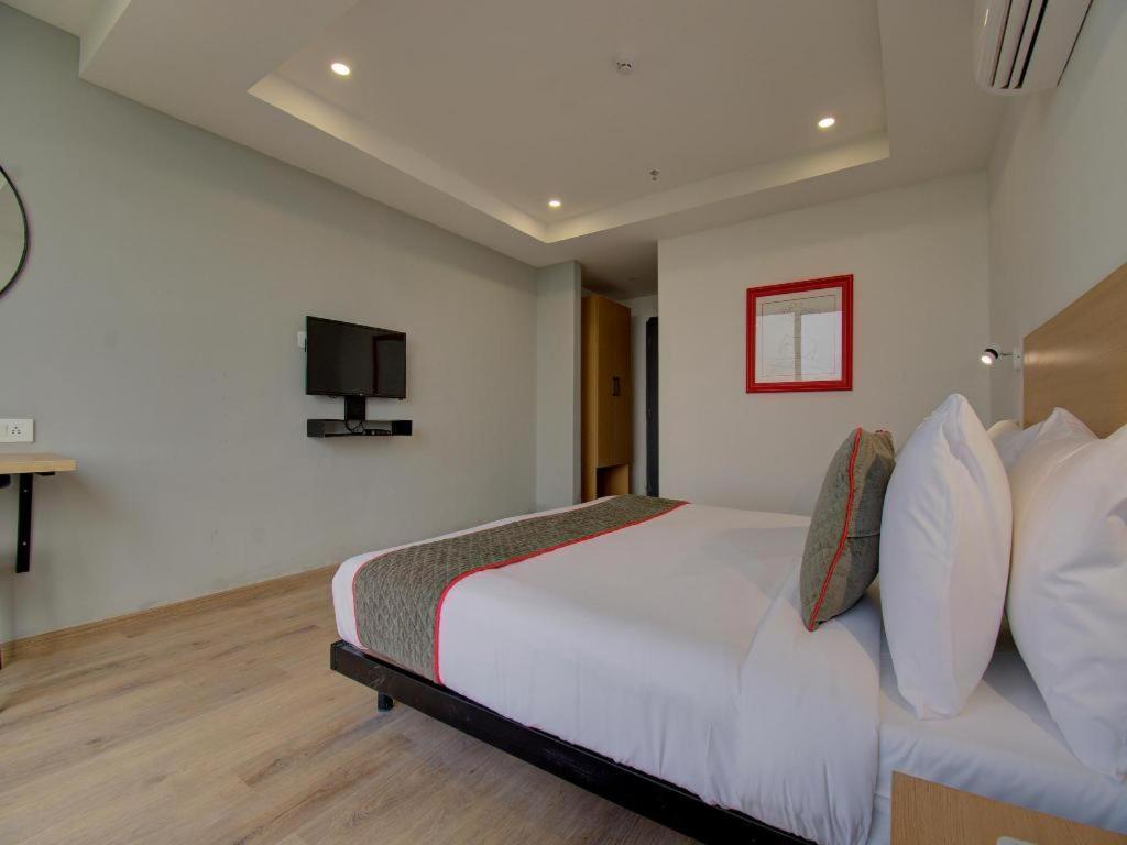 ואדודרה Shagun Hotel מראה חיצוני תמונה